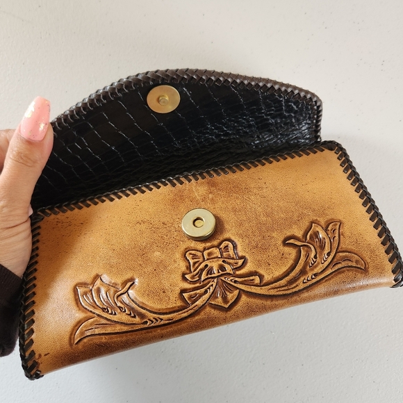 Vintage Tooled Brown Leather Billfold Wallet Womens Handmade 1970s Western Boho - Picture 5 of 6